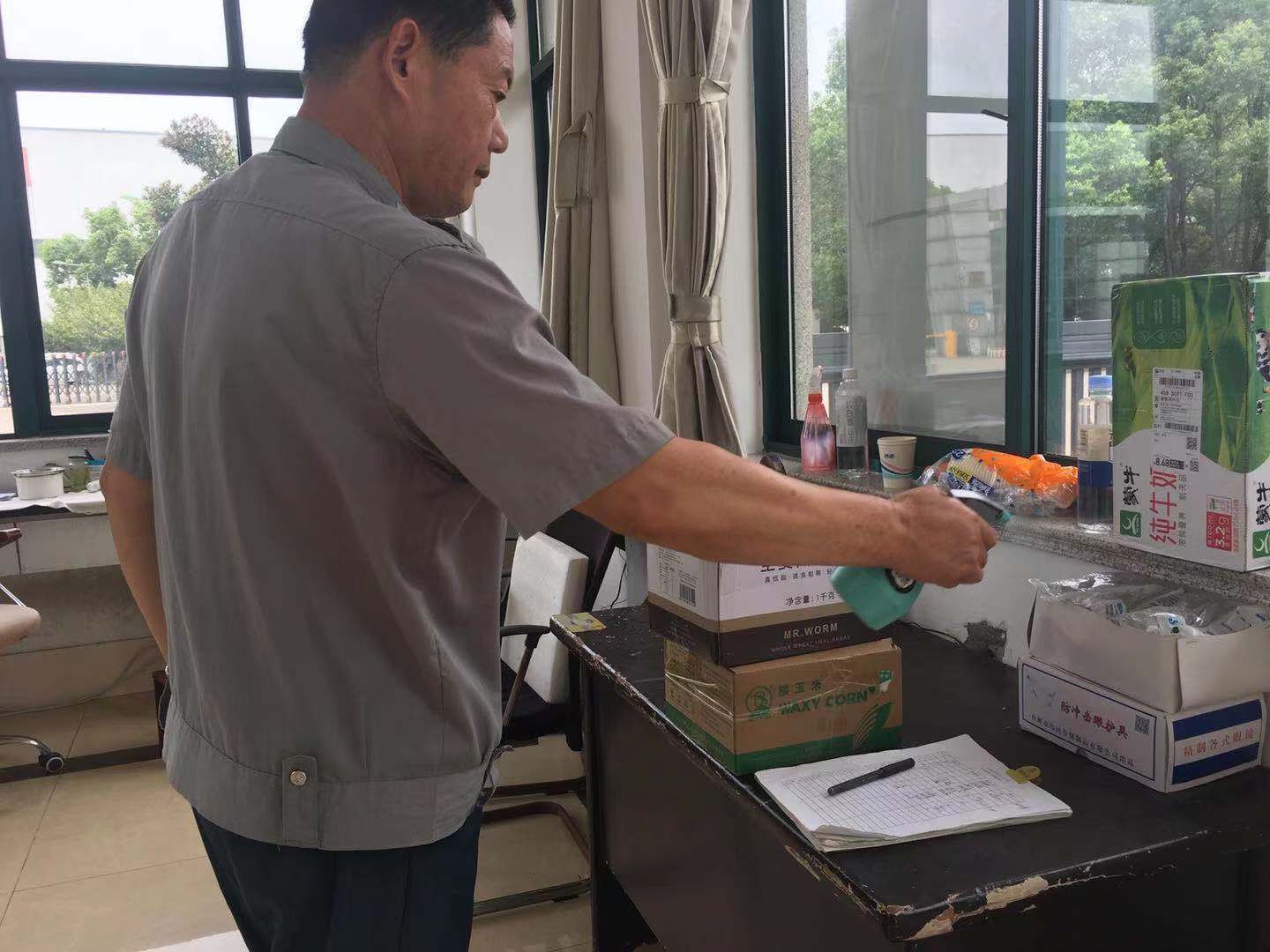 讓黨旗在疫情防控一線(xiàn)高高飄揚(yáng)